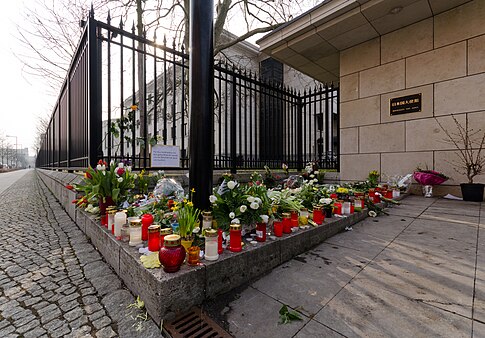 Entrance of the Japanese Embassy in Berlin after the earthquake and tsunami and subsequent accidents at the Fukushima Daichi power plant on March 15. слика: -{Jochen Jansen}-.