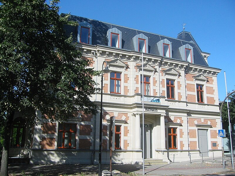 File:Erkner Rathaus August 2012.jpg