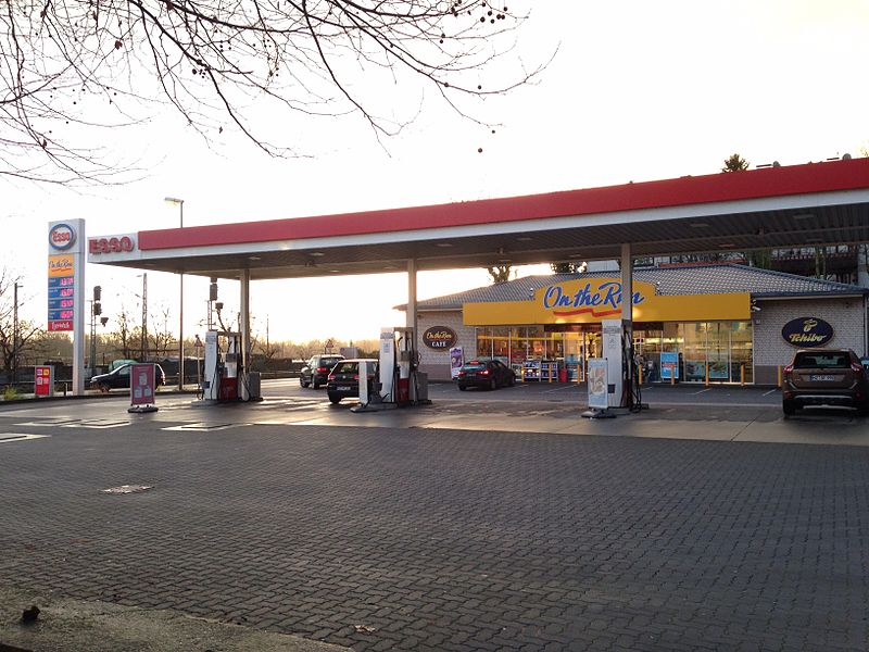 File:Esso Tankstelle.jpg