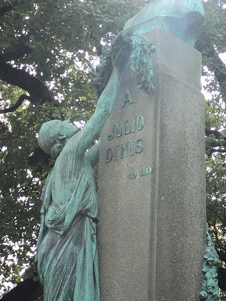 File:Estátua a Júlio Dinis (3).JPG