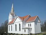 Foto einer weiß gestrichenen Holzkirche