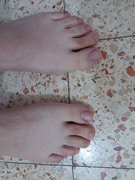 File:Feet on floor 2.jpg