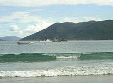 Strand mit Fischerbooten in Pântano do Sul, im Süden der Insel