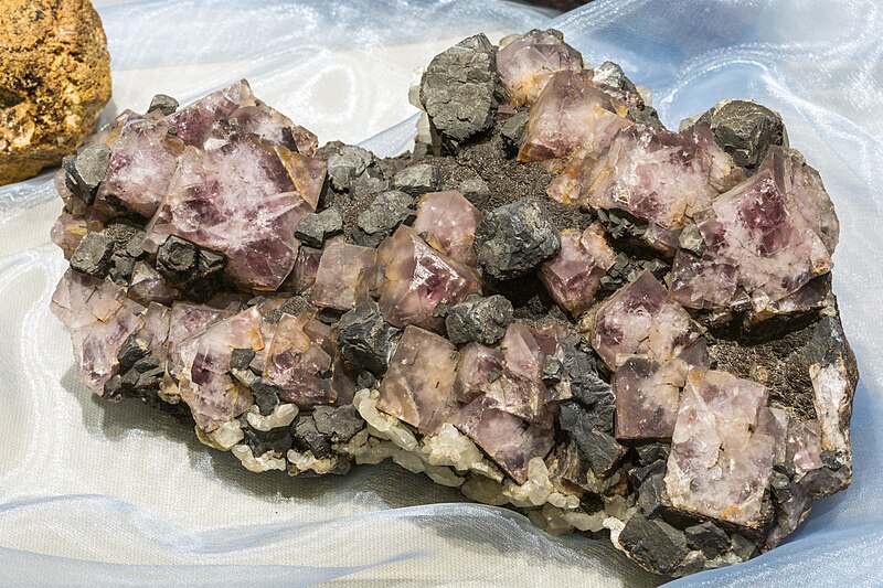 File:Fluorite, Galena, Sphalerite. Derbyshire, United Kingdom-8864.jpg