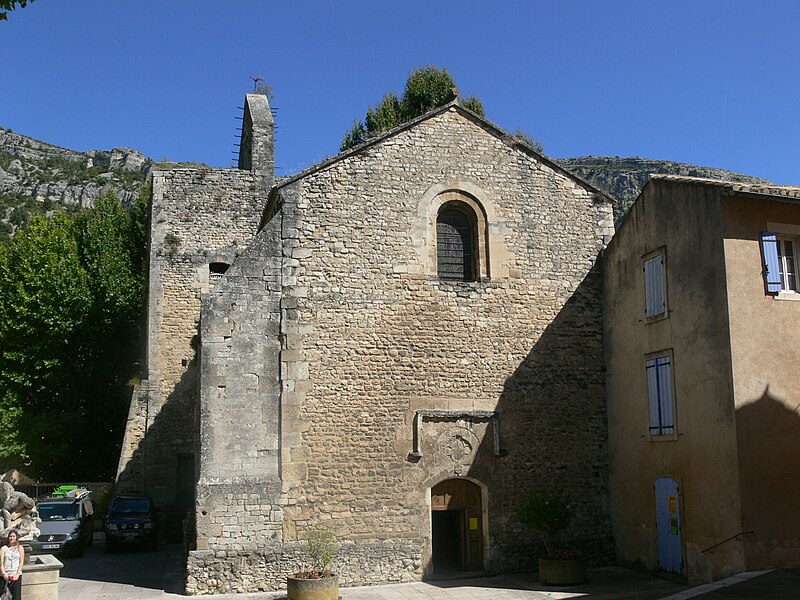 File:Fontaine-de-Vaucluse - église - vue générale.jpg