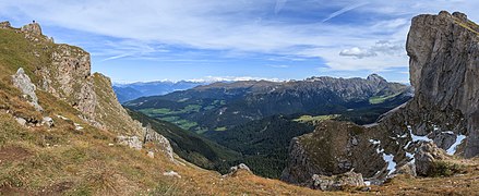 Vue de la Forcella del Pana (Seceda). Au fond le sommet de la Plose et les Alpes de Zillertal.
