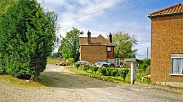 Forncett-stacio (restaĵoj) geograph-3524685-post-Ben-Brooksbank.jpg