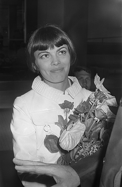 File:Franse zangeres Mireille Mathieu wordt met bloemen verwelkomt op Schiphol, Bestanddeelnr 923-6354.jpg