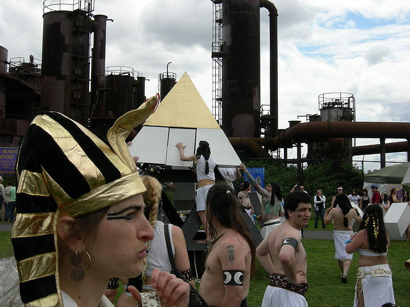 File:Fremont Solstice Parade 2007 - Gasworks pyramid 04.jpg