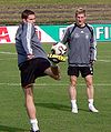 Los jugadores alemanes Arne Friedrich y Bastian Schweinsteiger entrenando, 2005