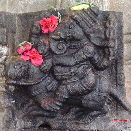 Ganesha, montado sobre una rata. Escultura del templo Vaidyeshwara, en Talakkadu, Karnataka, India.