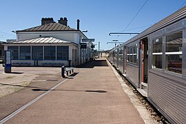 Rame Z 5300 de la ligne R sur le quai 2 à destination de Melun via Héricy.