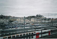 Vue générale de la gare de Pontoise avec stationnées des anciennes rames tractées VB 2.