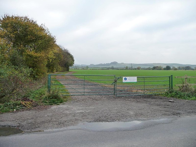 File:Gated field entrance, Manor Farm, Higham Gobion - geograph.org.uk - 4234733.jpg