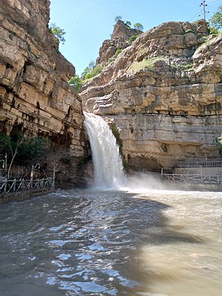 <span class="mw-page-title-main">Waterfall</span> Natural river formation