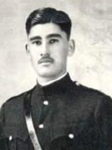 General Musa, taxminan 1935 yil ingliz formasida (qisqartirilgan) .jpg