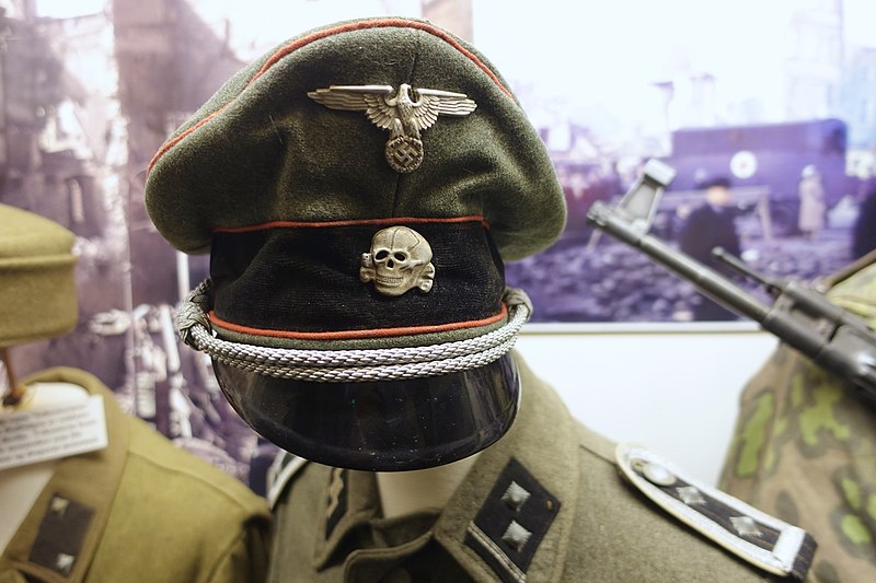 File:German WW2 uniforms Waffen-SS Schirmmütze Offizier Artillerie rot Paspel Hoheitsabzeichen Totenkopf Peaked visor cap skull eagle-and-swastika emblem artillery Hauptscharfuehrer Master Sergeant Lofoten Krigsminnemuseum Museum Norway 2.jpg