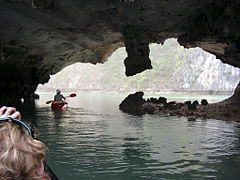 在卡巴島的一個洞內划獨木舟