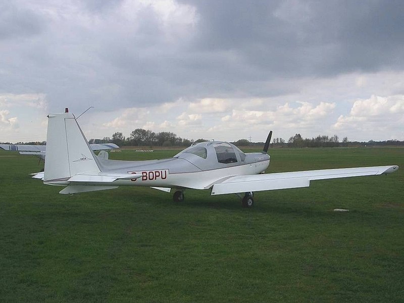 File:Grob G115, Aero Club - Lancashire JP262206.jpg