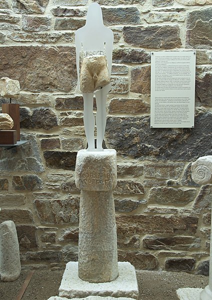 File:Gyroul M, votive column, kouros torso, marble, ca 540 BC, 091573.jpg