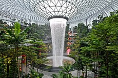 Centrale hal van het winkelcentrum van het vliegveld van Singapore