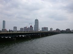 Бостон, на передньому плані Гарвардський міст