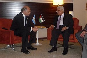 Hector Timerman con Mahmoud Abbas (5317182884).jpg