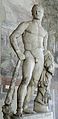 棍棒を持つヘラクレスの像。古代ギリシア時代に作られた像を後の古代ローマで（かなり正確に）複製したもの