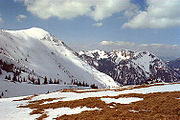 Der Gipfel des Hirschbergs, im Hintergrund die Kampen, Tegernseer Berge, Mangfallgebirge