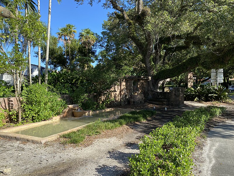 File:Historic Ponce de Leon Plaza in Coral Gables Florida 02.jpg