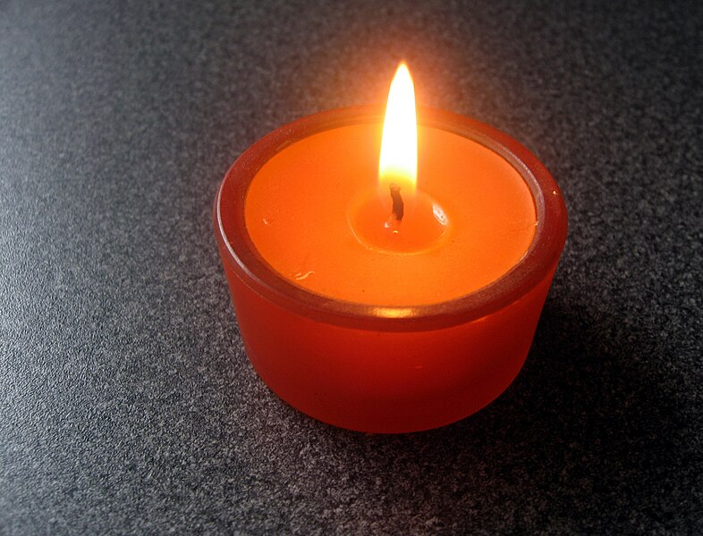 File:Hořící svíčka.jpg