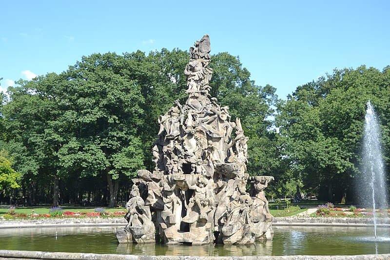 File:Hugenottenbrunnen Erlangen, Westansicht.JPG