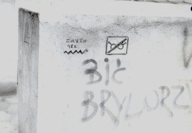 File:II LO Poznan, III 1991, graffiti Panta Rhei, Beat people with glasses.jpg