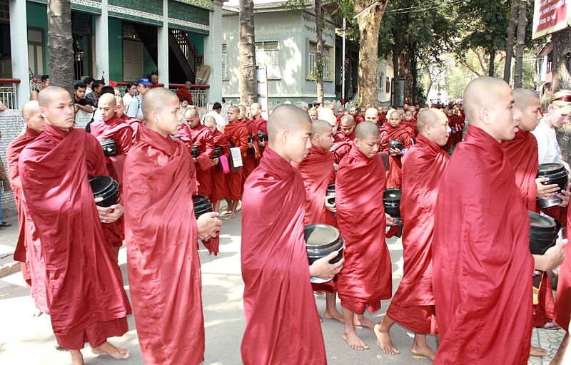 File:IMG0070 Burma Mandalay Mahaganda Yon Monastery Procession Buddhist Monk for to eat (7609318422).jpg