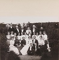 Na zahradě v zemědělské škole v Bodinu. Svatbu měli: Gudrun Nissen a Nils Ankers, 28. 7. 1902