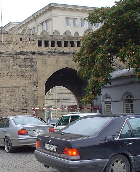 File:Inner city Baku1.JPG