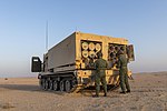 Italienische Armee - 5. Feldartillerie-Regiment "Superga" M270 MLRS beim Nachladen während der Übung NASR 2021 in Al Qalail (Katar).jpg