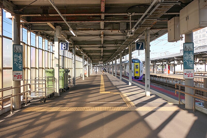 File:JRH Hakodate-STA Platform7-8.jpg