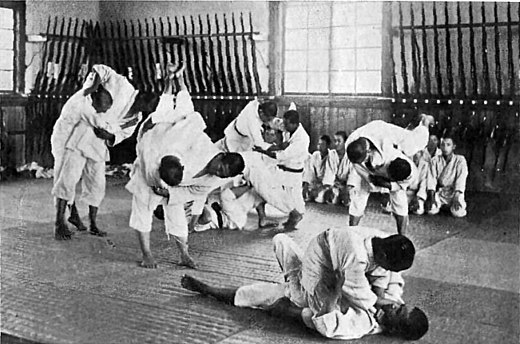 Jiujitsu training op een agrarische school in Japan rond 1920.