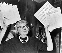 Jane Jacobs lehdistötilaisuudessa Greenwich Villagen toimijayhteisön edustajana vuonna 1961.