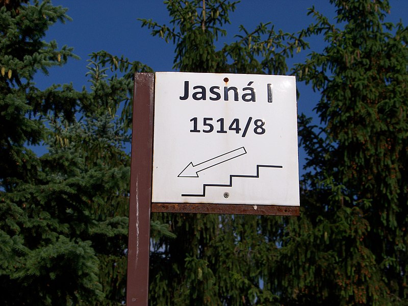 File:Jasná I, schodiště u domu č. o. 8, značka.jpg