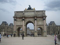 Arc de triomphe du Carrousel avec vue sur le Louvre.