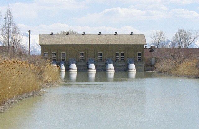 Jordan River pumping station at Utah Lake, April 2010
