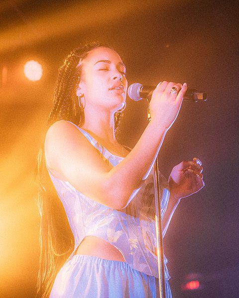 File:Jorja Smith at The Opera House - 2018 (28074768658).jpg