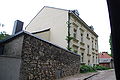 Deutsch: Unter Denkmalschutz stehendes Wohnhaus mit Stallgebäude und Hofpflasterung in der Kalkseestraße 5 in Woltersdorf
