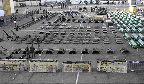 תצוגה של כלי נשק ואמצעי לחימה שנתפסו בקארין איי על משטח הרציף בנמל אילת, 6 בינואר 2002.