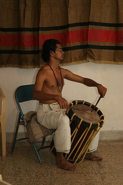 Archivo:Kathakali drummer.jpg