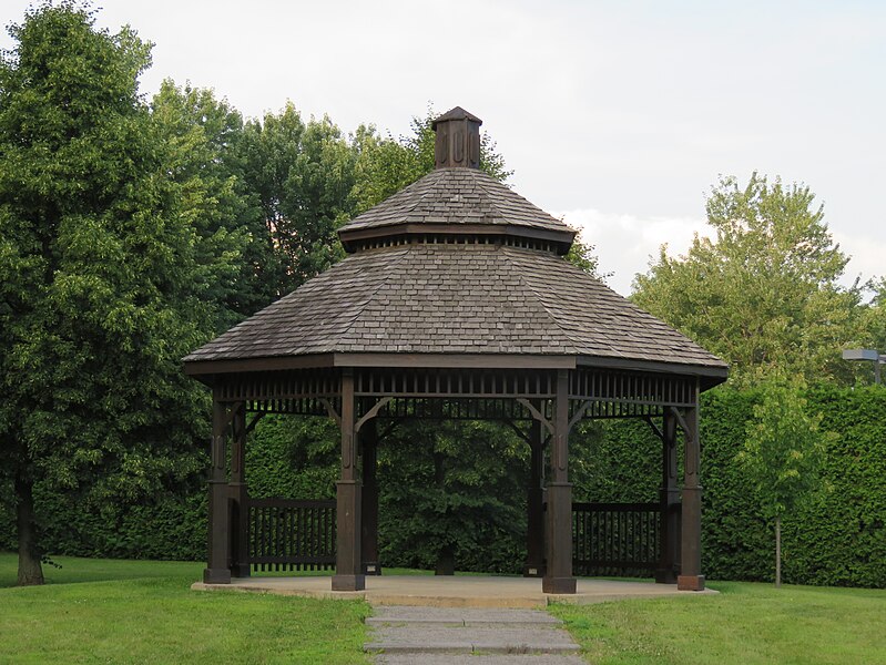 File:Kiosque du parc de l'Île Paton.jpg