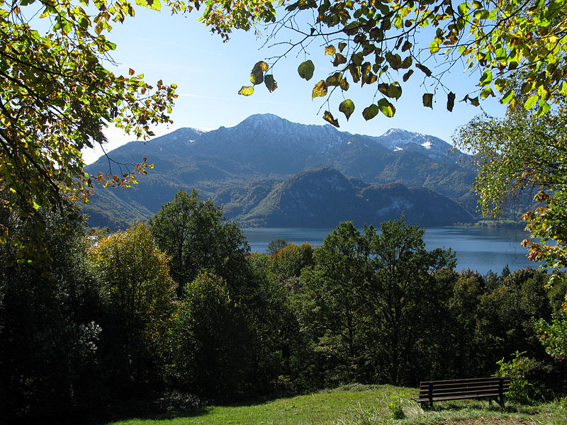 File:Kochelsee mit Herzogstand und Heimgarten im Hintergrund vom Aspensteinbichl in Kochel am See aus gesehen.jpg