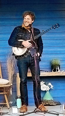 Korby Lenker di banjo.jpg
